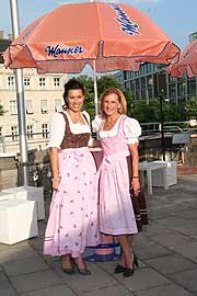 Nika Schottenhamel (li.) hat ihre ganz eigene Dirnd-Kollektion (Foto: MartiN Schmitz)